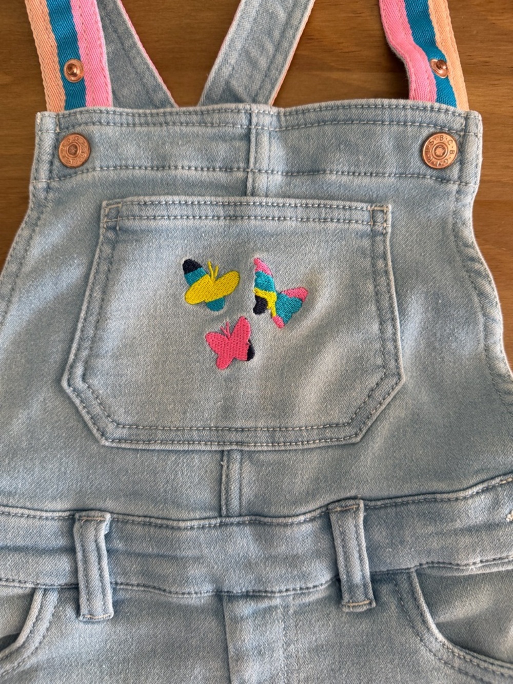 BCBGirls Light Wash Denim Short Overalls with Pink and Blue Straps Size 4T - Picture 3 of 7